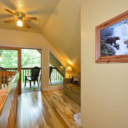 Bear Footin' On The Creek Villa Gatlinburg Ruang foto