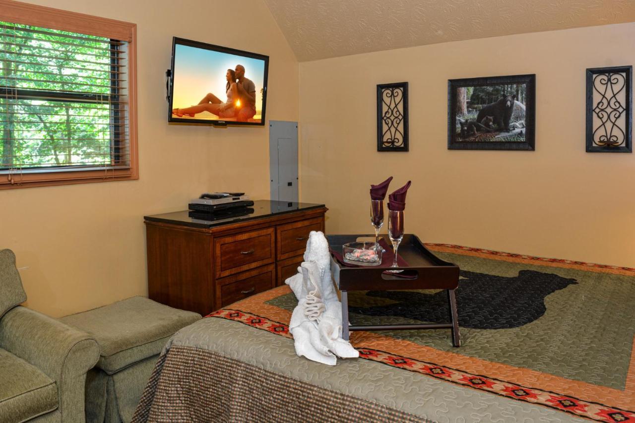 Bear Footin' On The Creek Villa Gatlinburg Bagian luar foto