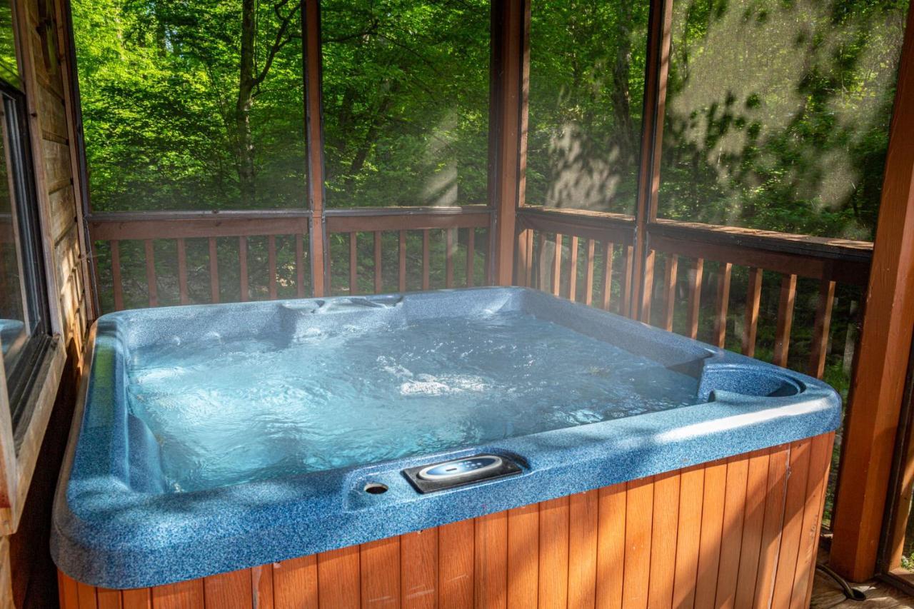 Bear Footin' On The Creek Villa Gatlinburg Bagian luar foto